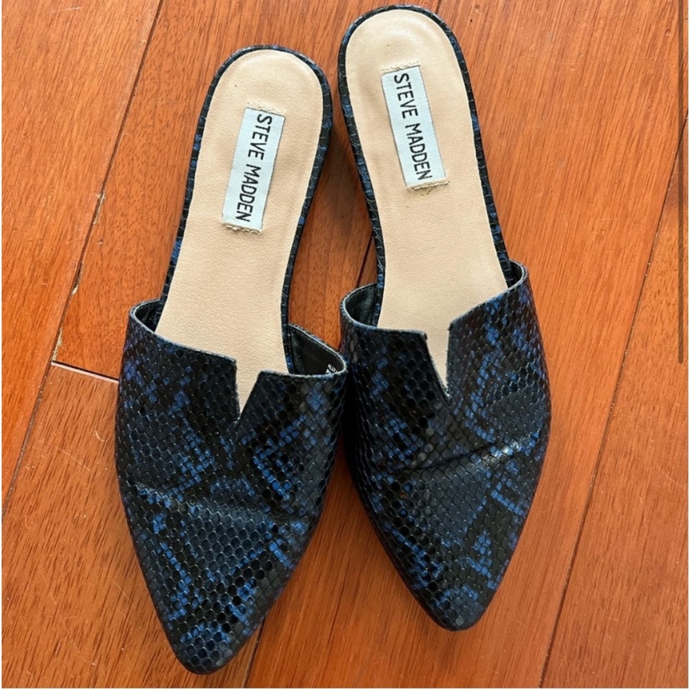 STEVE MADDEN - snakeskin slip ons black and blue